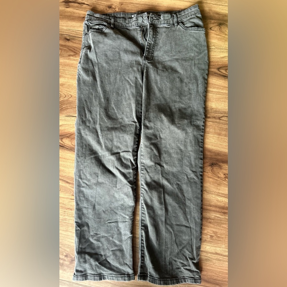 Woman’s Reitman’s Classic Straight Dark Denim Jeans  (size 33)